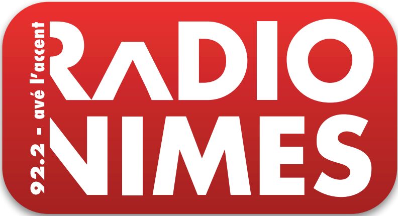 Logo de Radio Nîmes avec les inscriptions '92.2 - avé l'accent' sur fond rouge.